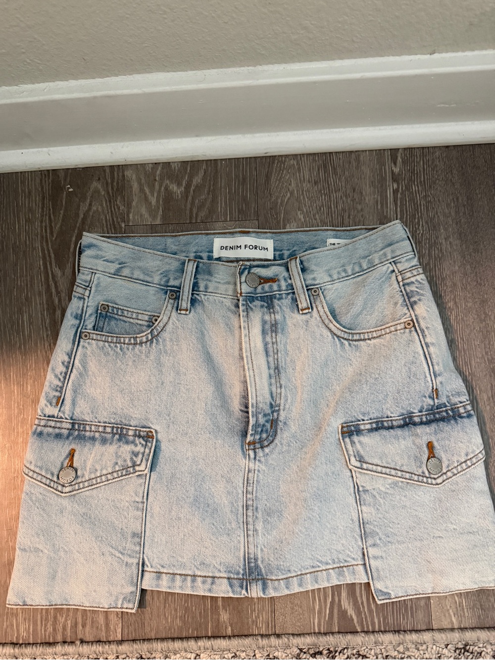 Denim Forum Aritzia ’90s Mid-Rise Cargo Mini Skirt Light Wash Size 24